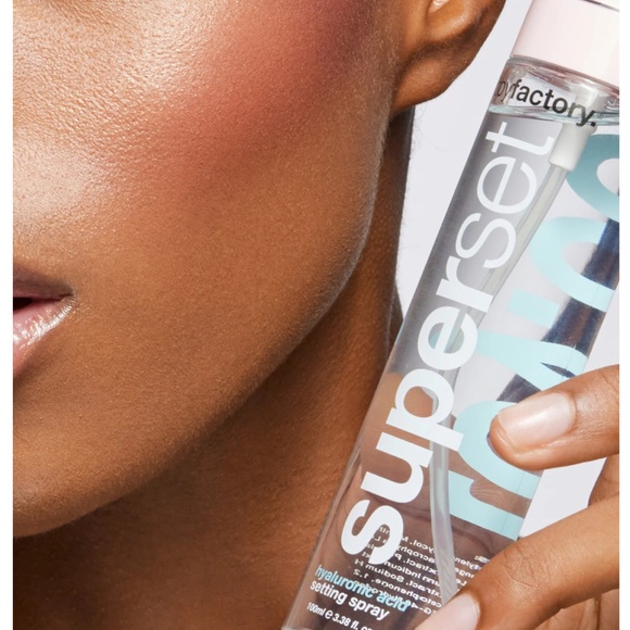 Toy factory super set hyaluronic setting spray NIB - Picture 4 of 4